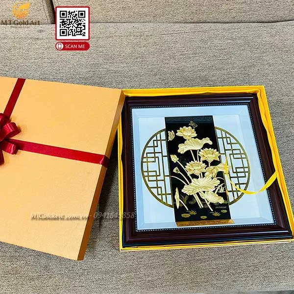 Gợi ý quà tặng sếp nữ về hưu: Bức tranh dát vàng cao cấp tôn vinh văn hóa và sự nghiệp lãnh đạo.