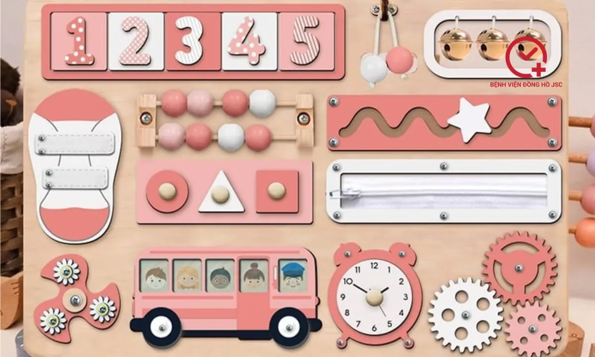 Bảng Bận Rộn (Busy Board) theo phương pháp Montessori, món quà phát triển vận động tinh cho bé gái 1 tuổi.