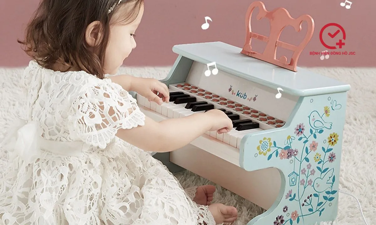Đàn piano đồ chơi cỡ nhỏ, món quà phát triển khả năng cảm thụ âm nhạc cho bé gái 1 tuổi.