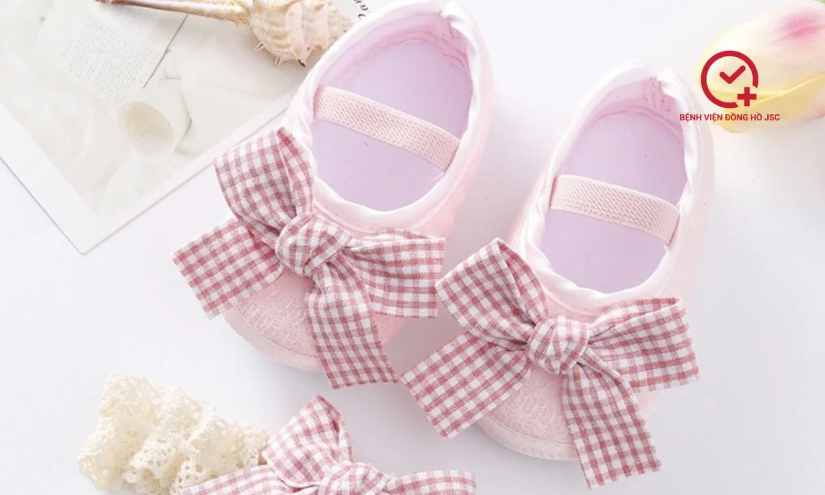 Đôi giày tập đi mềm mại đính nơ, thiết yếu trong danh sách quà tặng bé gái 1 tuổi rèn luyện kỹ năng đi đứng.