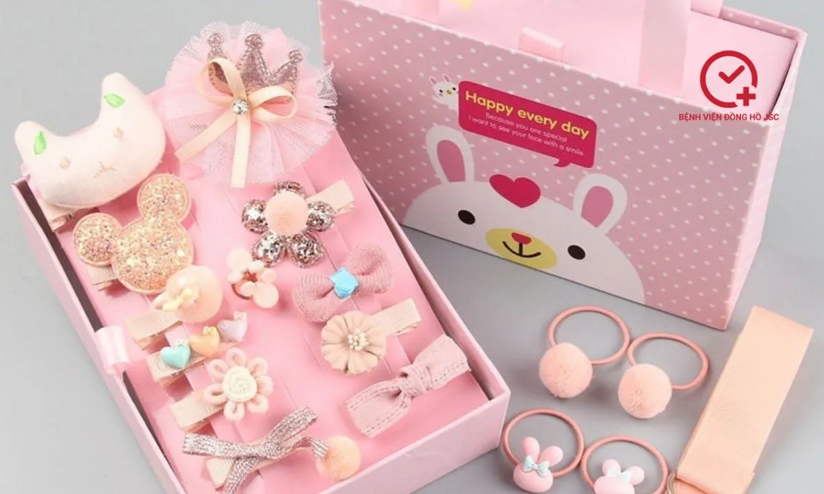 Set kẹp tóc và băng đô màu hồng, phụ kiện dễ thương làm quà tặng bé gái 1 tuổi thôi nôi.