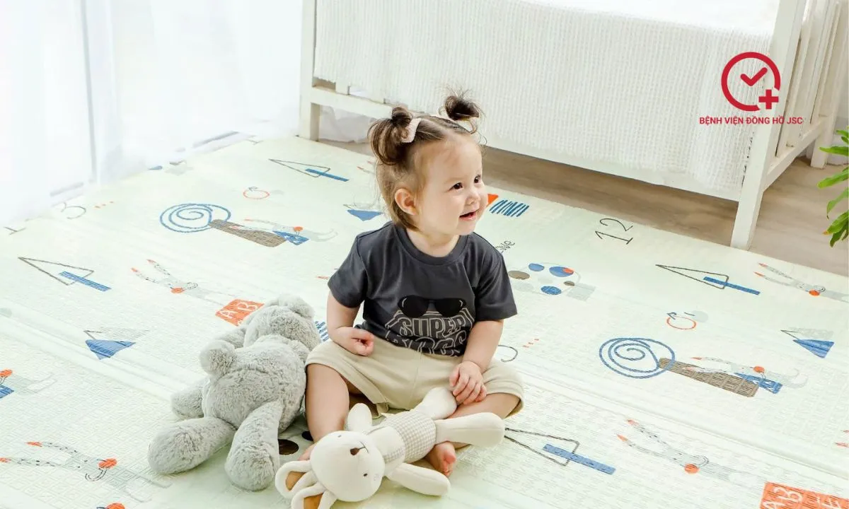 Thảm chơi chống thấm 2 mặt, không gian an toàn và sạch sẽ cho bé gái 1 tuổi vui chơi.