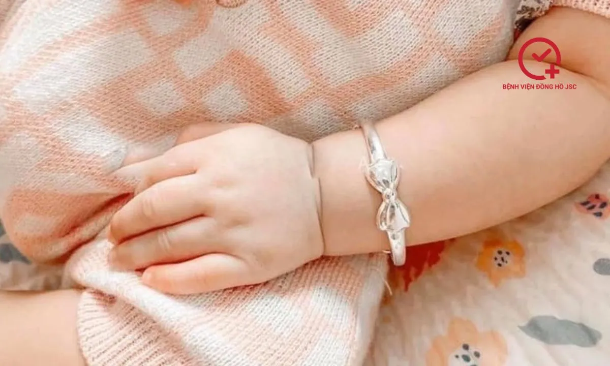 Lắc tay bạc chạm khắc tinh xảo, quà tặng truyền thống mang ý nghĩa bảo vệ sức khỏe cho bé gái 1 tuổi.
