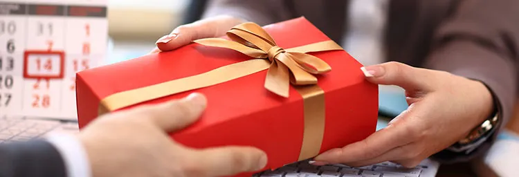 Bộ quà tặng chăm sóc cá nhân cao cấp, bao gồm dao cạo và phụ kiện, là lựa chọn quà tặng ý nghĩa cho nam giới hiện đại.