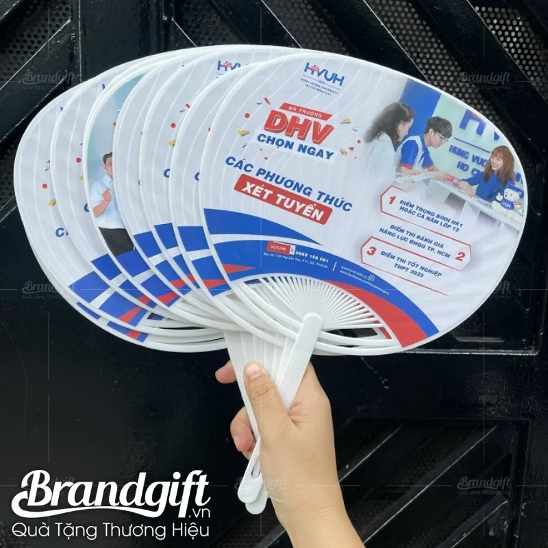 Quạt nhựa cầm tay in logo giá rẻ làm quà tặng khuyến mãi