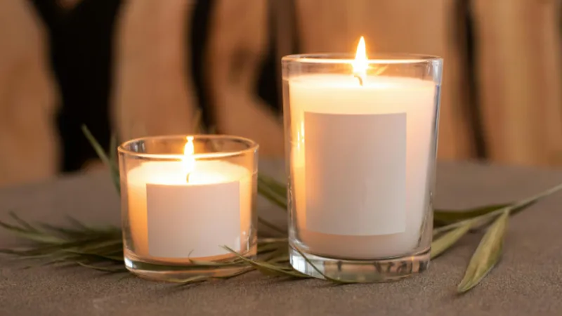 Nến thơm cao cấp và bộ tinh dầu giúp thư giãn, là gợi ý quà tặng trung tính, sang trọng.