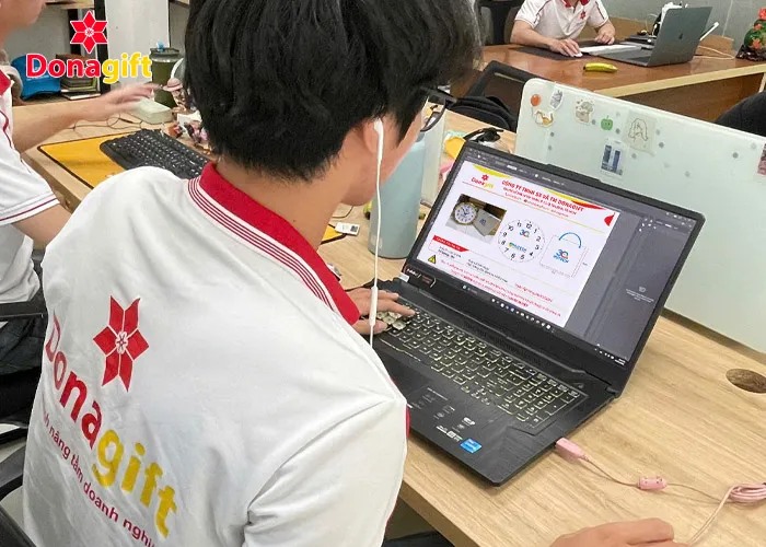 Chốt giá thống nhất hợp đồng và duyệt thiết kế maket quà tặng