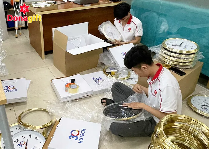 Kiểm tra chất lượng sản phẩm quà tặng doanh nghiệp in logo tại xưởng