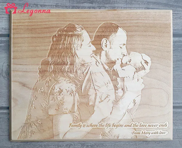 Nghệ nhân đang chế tác sản phẩm thủ công bằng tre, món quà lưu niệm bền vững.