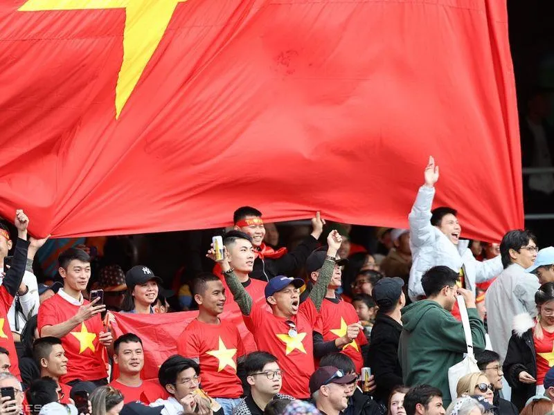 Còn gì tuyệt vời hơn một tấm vé xem đội bóng mà cậu ấy yêu thích thi đấu nhỉ (Nguồn: VnExpress)