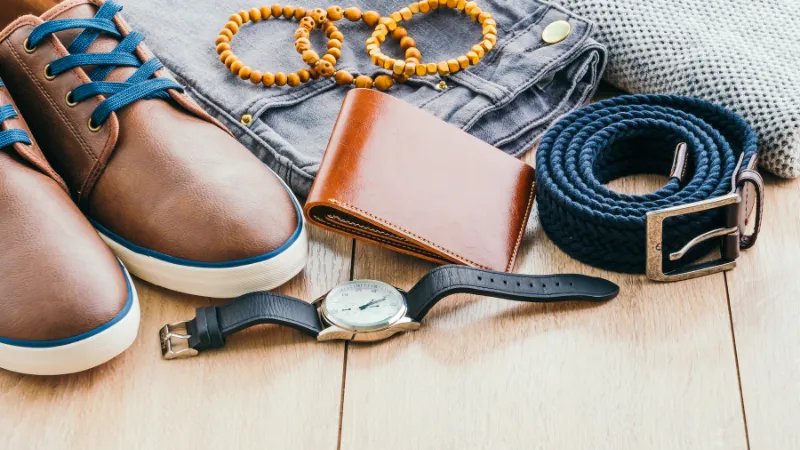 Phụ kiện thời trang như kính râm và vòng tay, là quà tặng ý nghĩa cho bạn thân