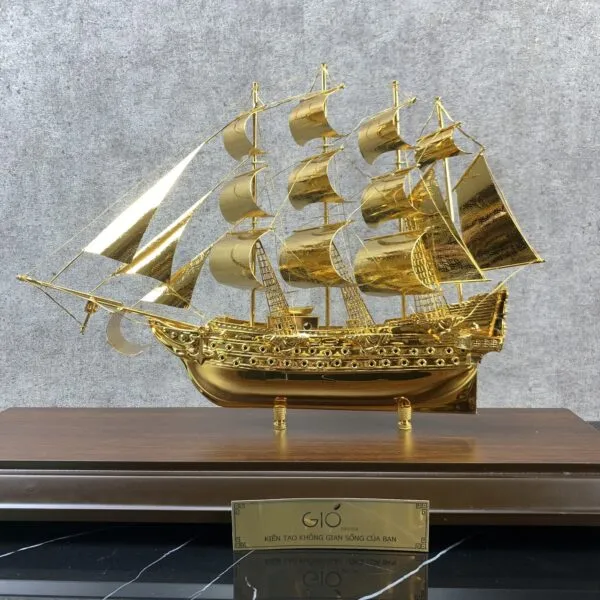Thuyền buồm phong thủy mạ vàng mang ý nghĩa thuận buồm xuôi gió, quà tặng chiến lược cho doanh nhân