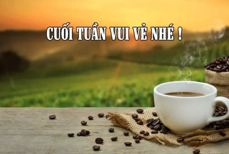 Một bức ảnh nghệ thuật mô tả khung cảnh cà phê sáng thư giãn, tượng trưng cho khởi đầu cuối tuần an lành và tĩnh lặng.