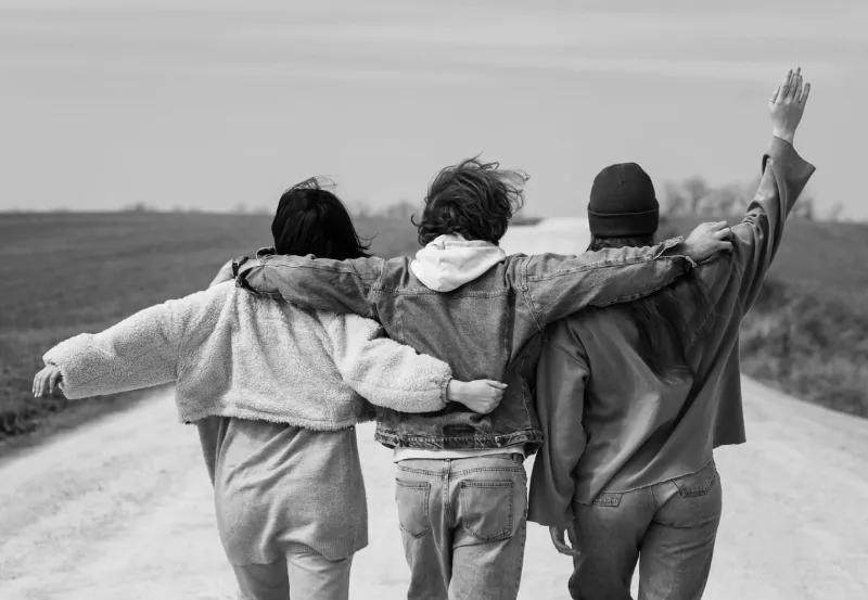 Một bức ảnh chụp cận cảnh hai người đang nắm tay hoặc ôm nhau, truyền tải sự ấm áp và tình cảm ngọt ngào trong ngày cuối tuần.