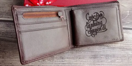 Chiếc ví da nam cao cấp màu nâu, được khắc tên tinh xảo, thể hiện phong cách lịch lãm