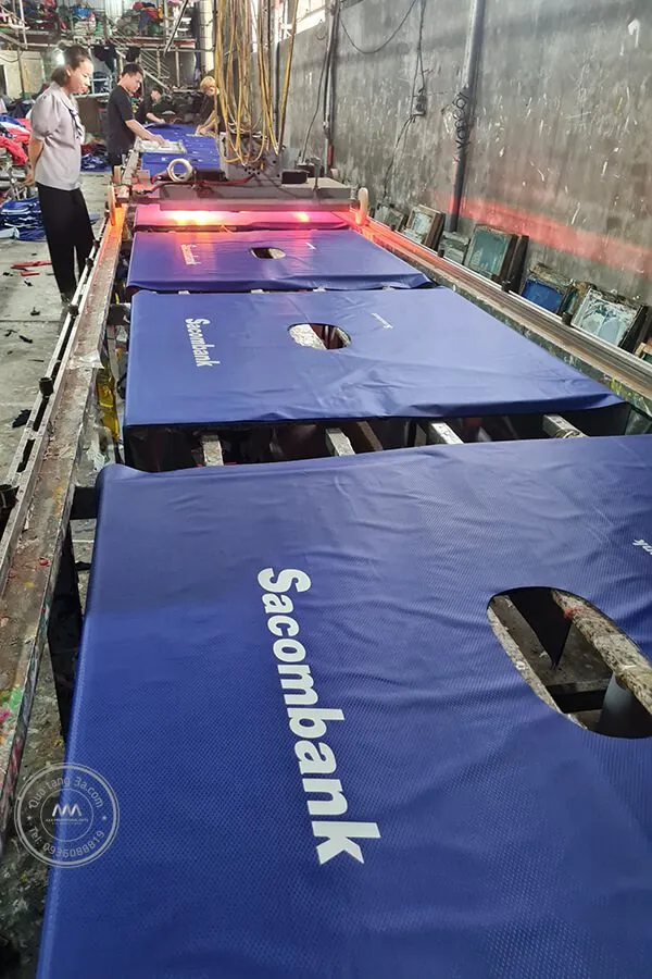 Kiểm tra chất lượng và đóng gói áo mưa in logo công ty, cam kết sản phẩm quà tặng áo mưa đạt chuẩn