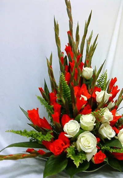 Một món quà sinh nhật được bọc tinh tế, đặt cạnh bó hoa, thể hiện sự chu đáo và sang trọng, rất phù hợp với gu thẩm mỹ của người Xử Nữ