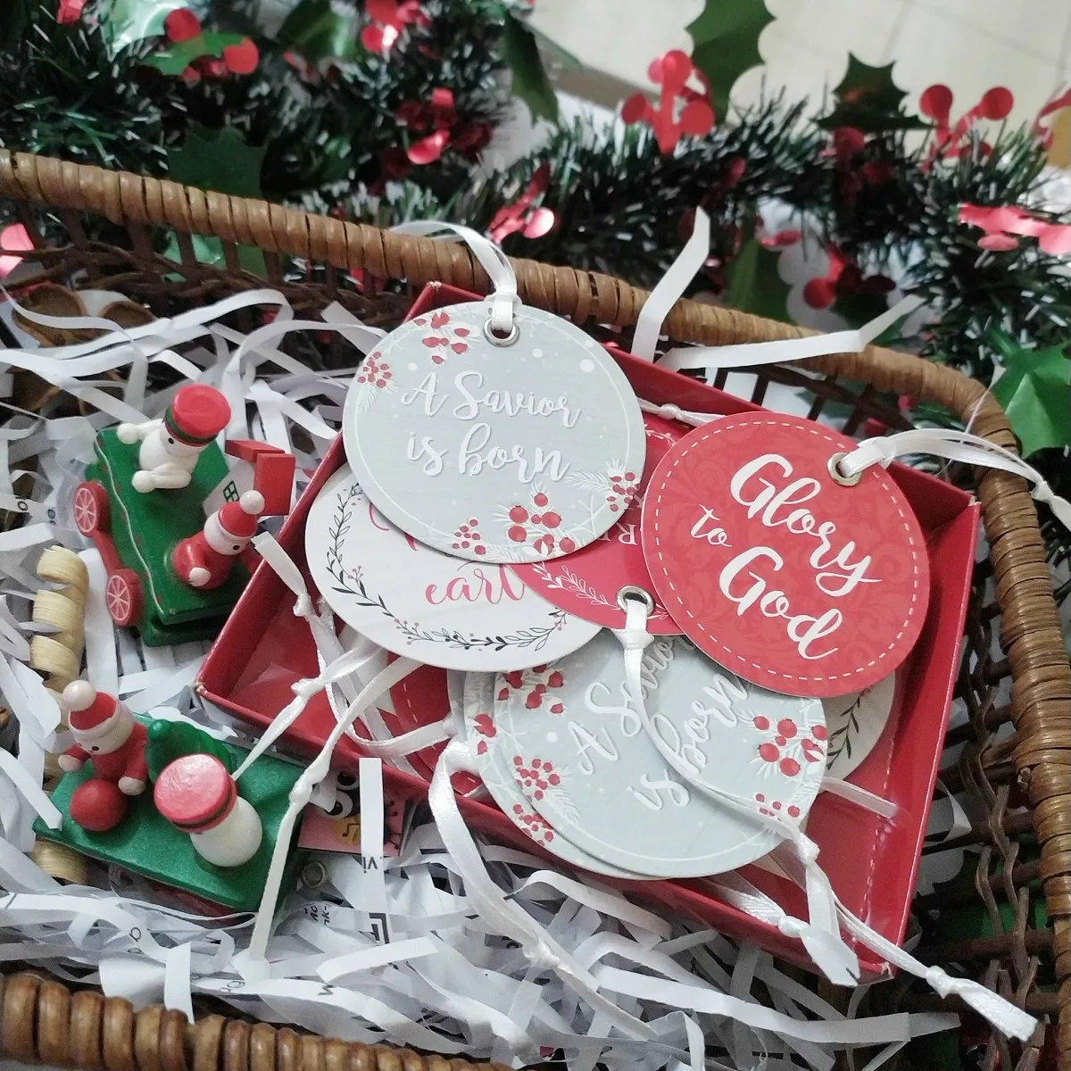 Hộp 16 Thẻ quà tặng trang trí Giáng Sinh Cơ Đốc với thiết kế sang trọng