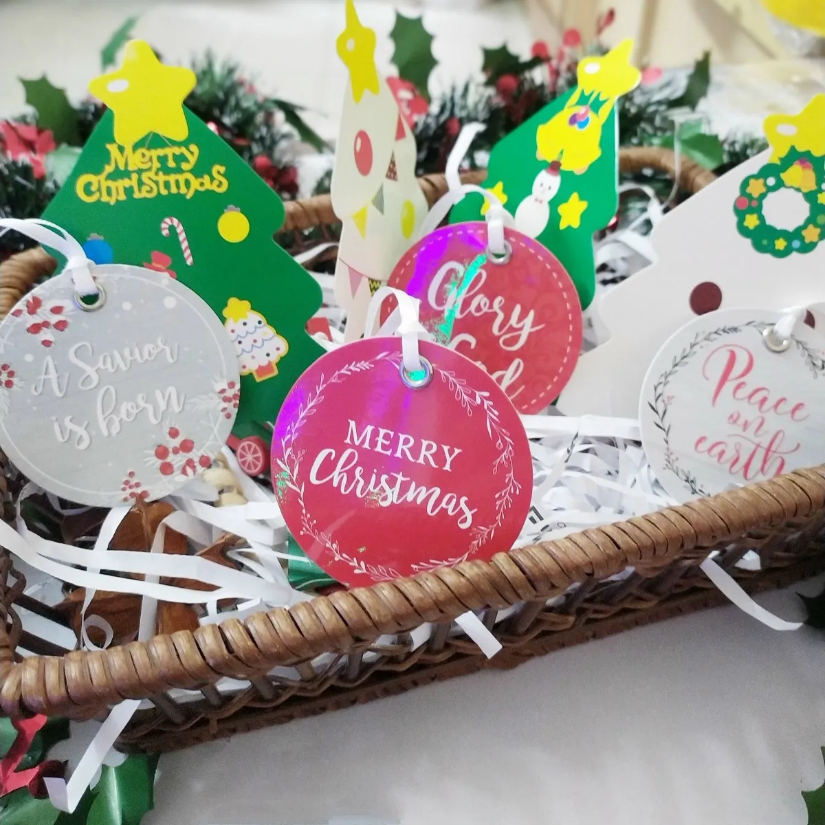 Chi tiết các thẻ trang trí màu đỏ và bạc in thông điệp Hòa Bình Trên Trái Đất