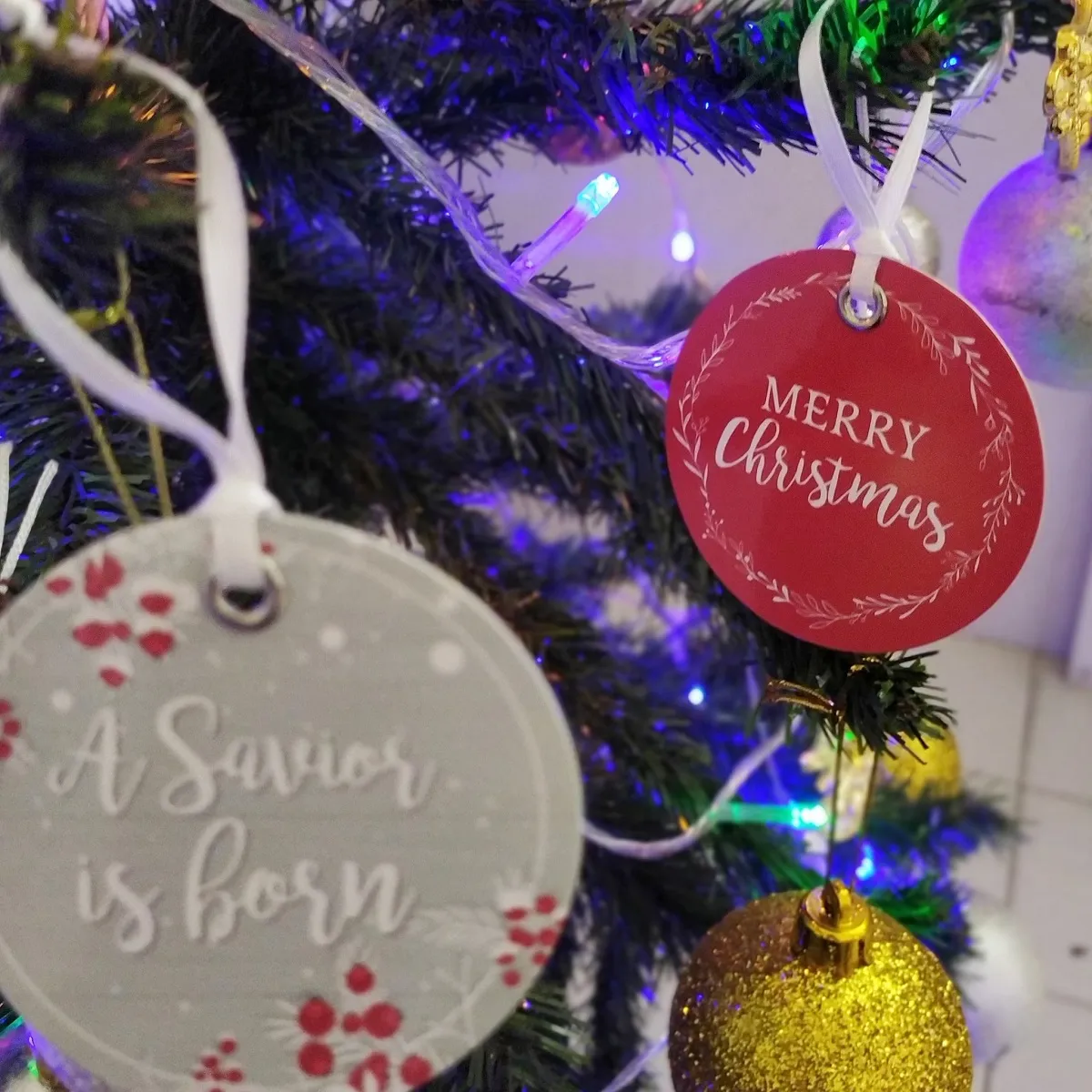 Thẻ quà tặng trang trí Giáng Sinh được treo trên cành cây thông tạo điểm nhấn lễ hội