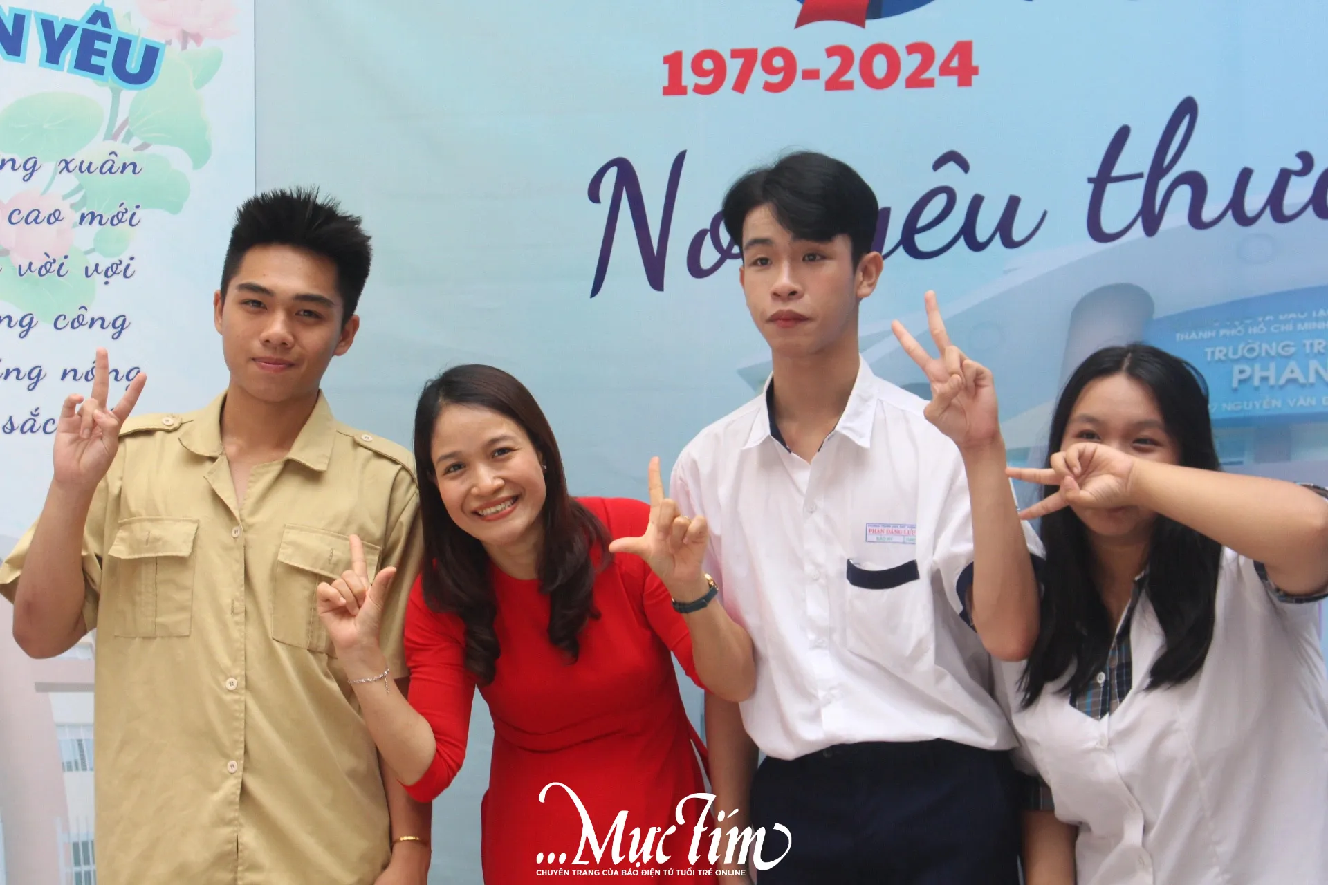 Thầy cô và học sinh trong lễ kỷ niệm trường