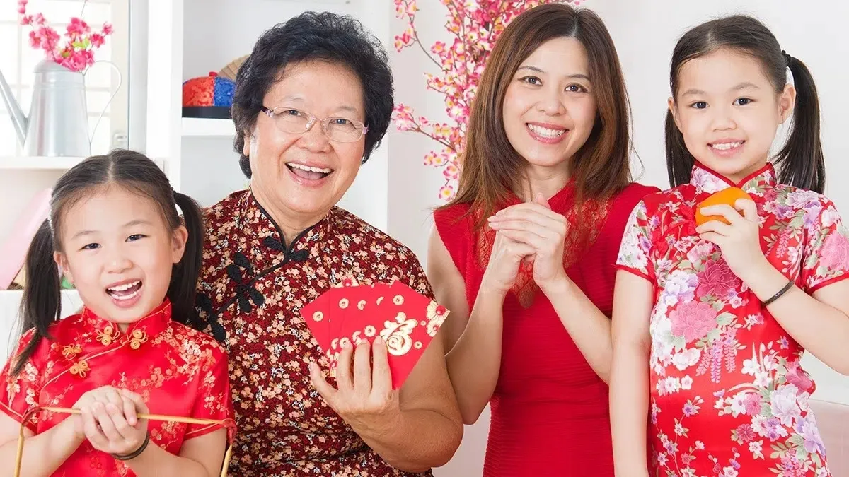 Hình ảnh con cháu sum vầy chúc thọ mẹ hiền luôn mạnh khỏe và hạnh phúc