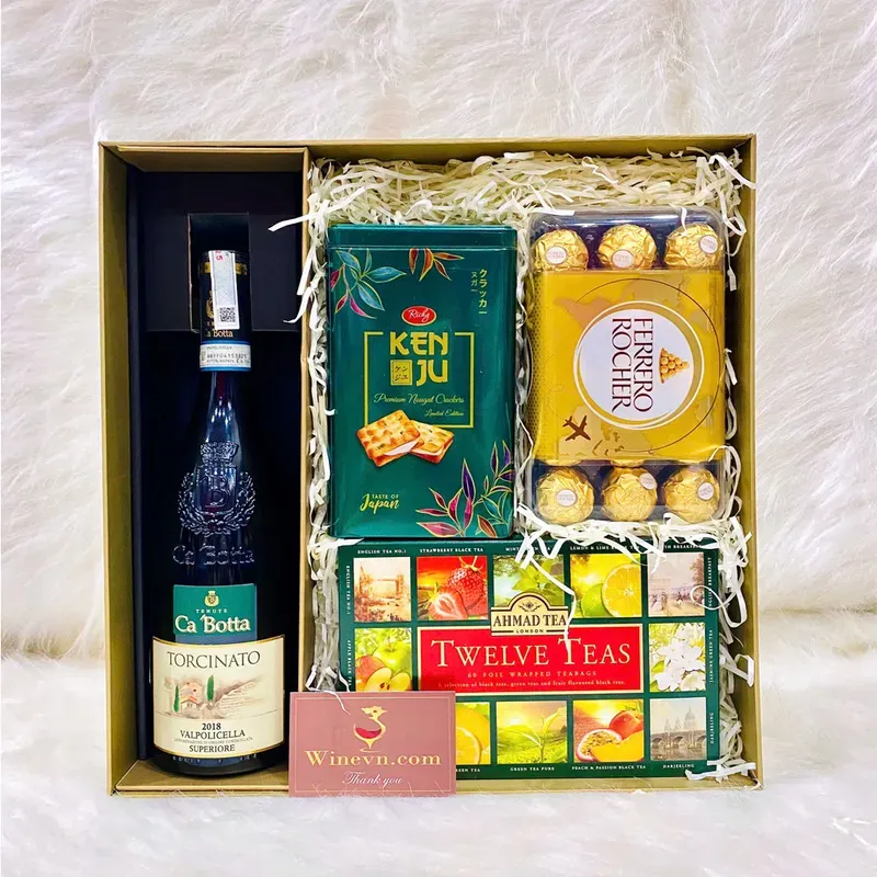 Hộp quà Tết Sum Vầy mang ý nghĩa gắn kết và đoàn viên ấm áp giữa thầy và trò