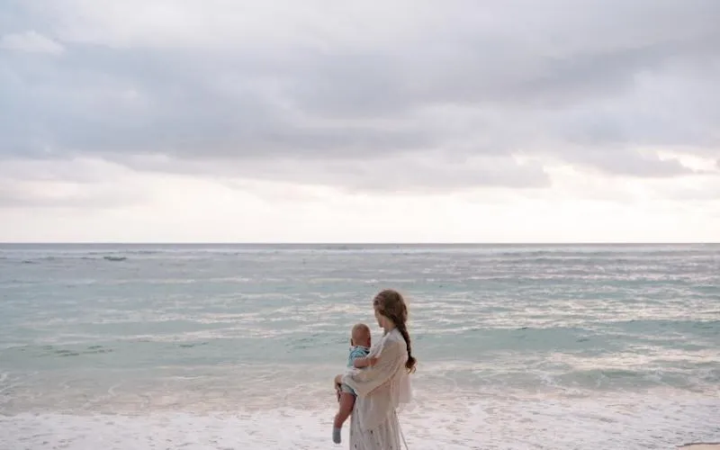 Hình ảnh minh họa cho tình cảm gia đình bền chặt trong ngày sinh nhật