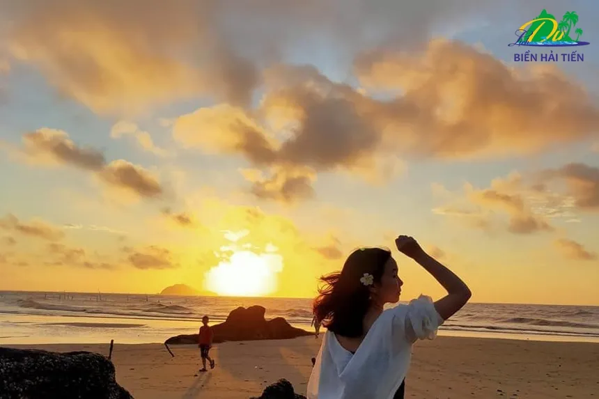 Sự tĩnh lặng và suy tư của một người đứng trước biển xanh mênh mông trong chuyến đi đơn độc