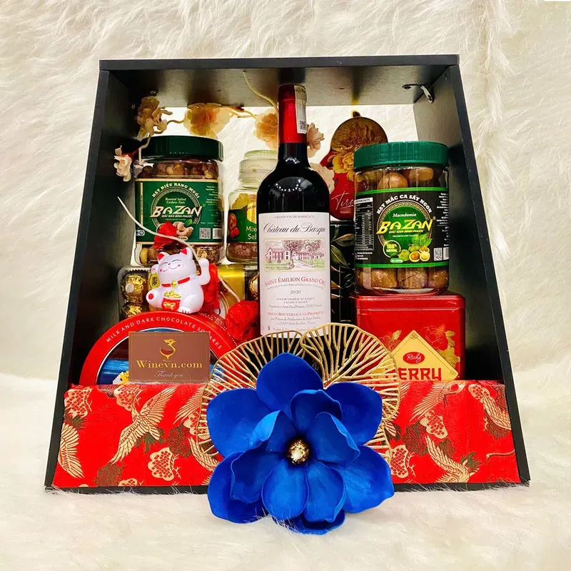 Giỏ quà Tết Phú Quý mang sắc đỏ may mắn giúp không gian ngày Tết của thầy cô thêm rộn ràng