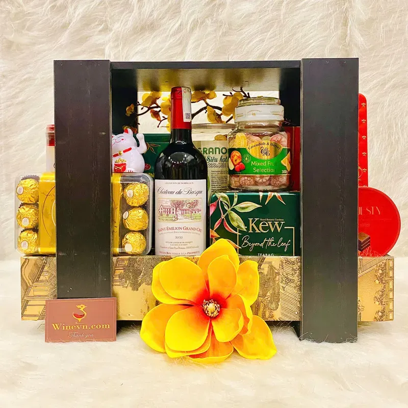 Giỏ quà Thịnh Vượng được sắp xếp chỉn chu thể hiện sự tôn trọng tuyệt đối của học trò