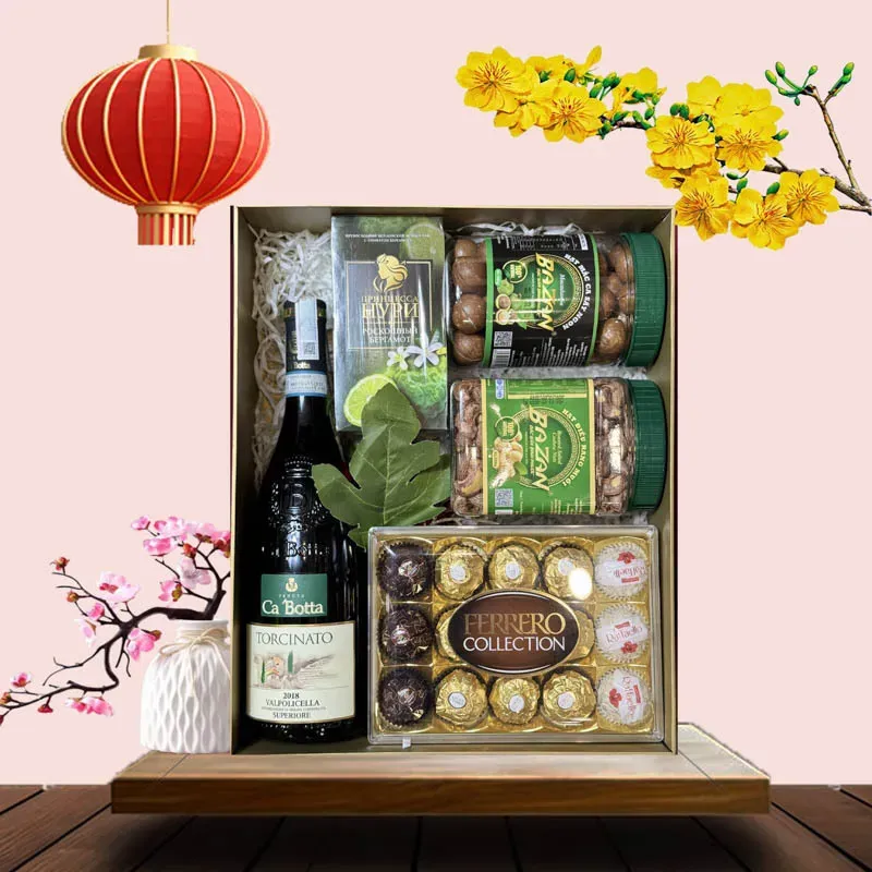 Hộp quà Vạn Phúc mang theo lời cầu chúc bình an và hạnh phúc trọn vẹn gửi tới thầy cô