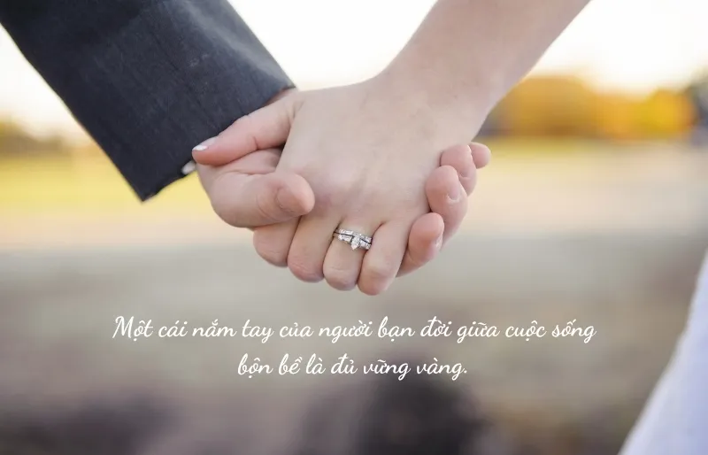Cái nắm tay giữa bộn bề cuộc sống – biểu tượng của tình yêu vợ chồng bền chặt.
