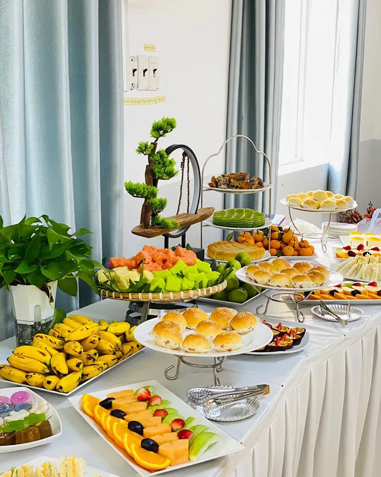 Đồng nghiệp trao nhau cái bắt tay và nụ cười rạng rỡ khi nói lời chia tay công sở