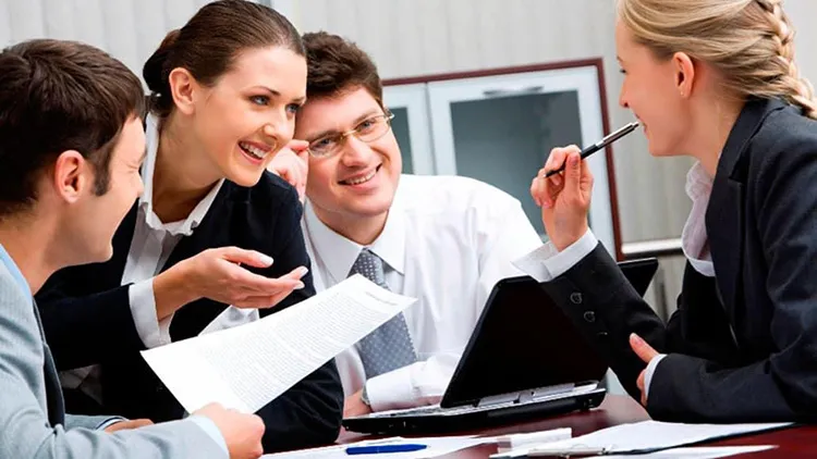 Tập thể nhân viên cùng nhau viết những lời chúc ý nghĩa lên tấm thiệp chia tay sếp