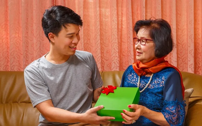 Con rể tặng hoa và gửi lời chúc sinh nhật mẹ vợ chân thành