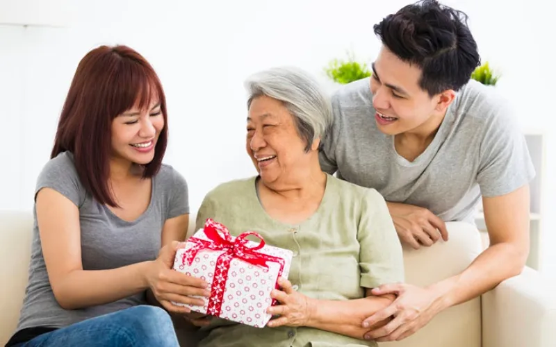 Không khí vui vẻ kèm lời chúc sinh nhật mẹ vợ hài hước