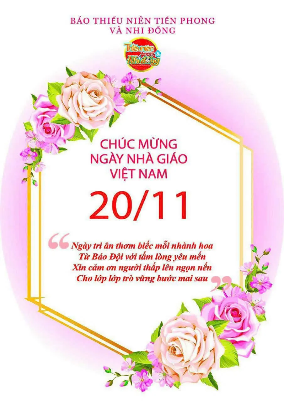 Học sinh tặng hoa tri ân thầy cô giáo trong ngày lễ kỷ niệm truyền thống