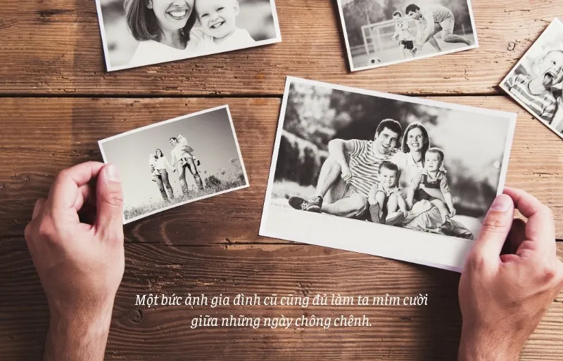 Bức ảnh gia đình cũ luôn gợi lại những kỷ niệm yêu thương khó quên.