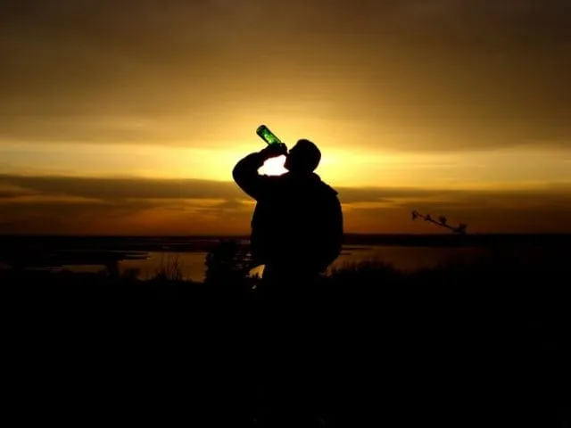 Ly nước trong suốt phản chiếu không gian xung quanh mang tính chiêm nghiệm