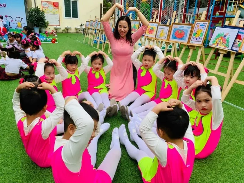 Cô giáo mầm non nhận lời chúc ngây ngô từ các em nhỏ