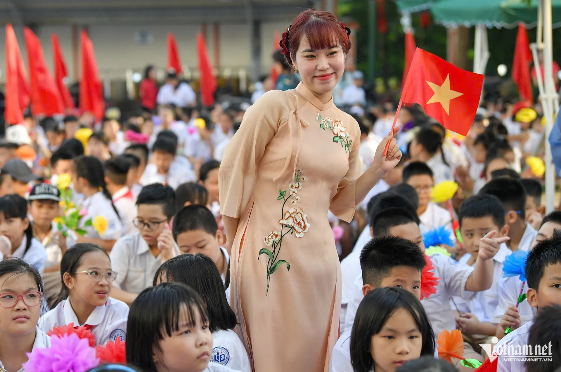 Bó hoa tươi thắm kèm lời chúc ngày 20 11 cho người yêu là giáo viên