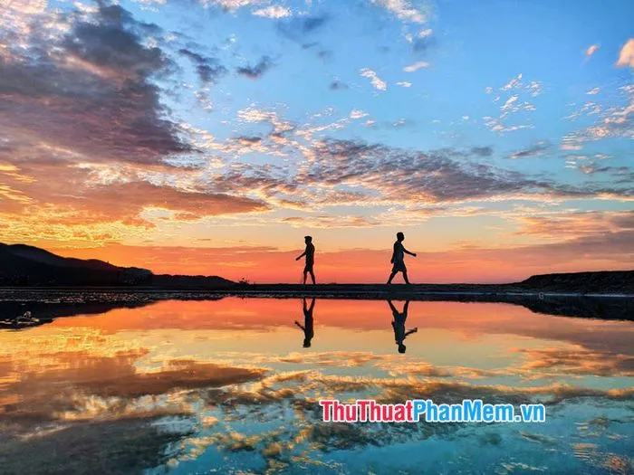 Ánh nắng bình minh xuyên qua làn sương mờ tạo nên khung cảnh huyền ảo