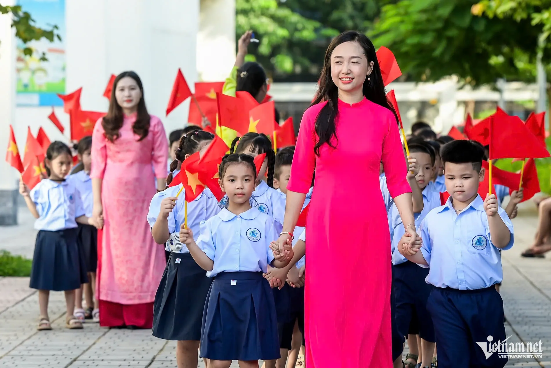 Học sinh tặng hoa và gửi lời chúc 20/11 cho cô giáo