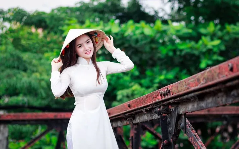 Hình ảnh phụ nữ Việt Nam duyên dáng trong tà áo dài truyền thống