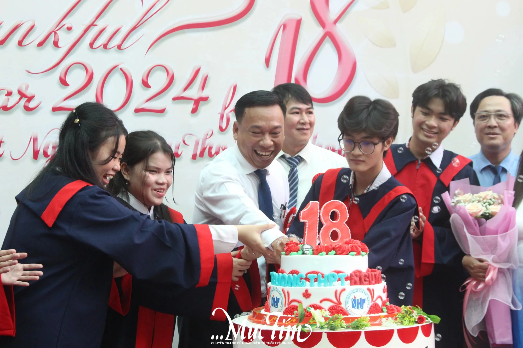 Thầy Đỗ Đình Đảo cùng học sinh trong ngày lễ ý nghĩa