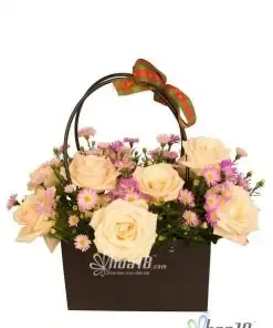 Giỏ hoa tươi được trang trí tỉ mỉ phù hợp để tặng anh chị em trong nhà