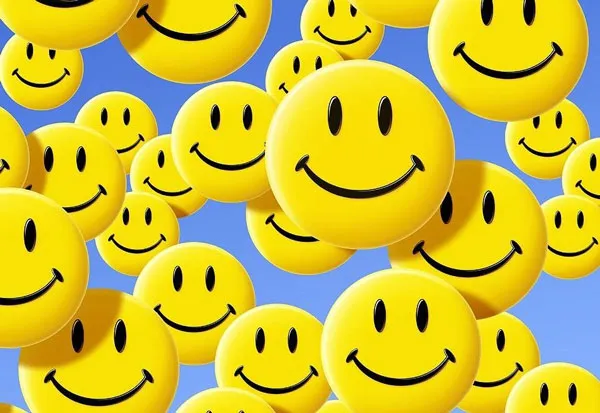 Vẻ đẹp của nụ cười tỏa nắng được thể hiện qua các câu danh ngôn ý nghĩa