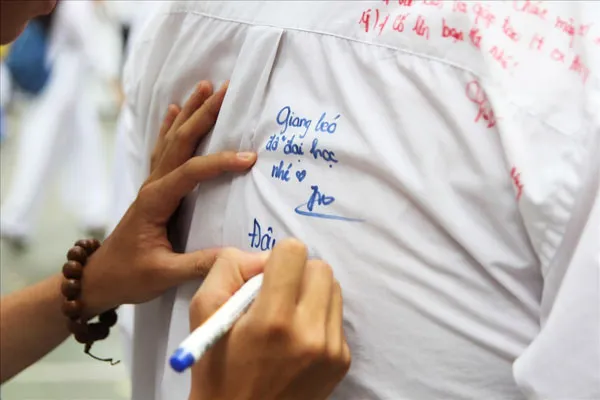 Hình ảnh học sinh cuối cấp cùng nhau chụp ảnh kỷ yếu lưu giữ thanh xuân