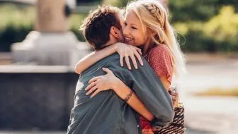 Những bài thơ chúc mừng sinh nhật chồng hài hước, độc đáo, ý nghĩa